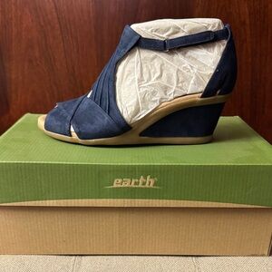 Earth Women's Heeled Boots - Black and Cream